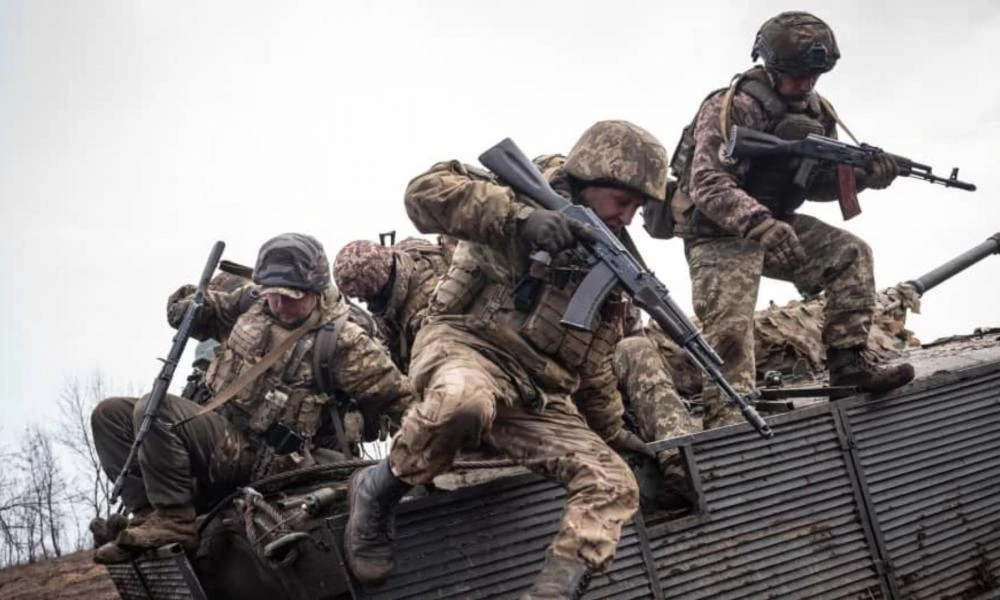 Οι Ρώσοι πήραν παραμάζωμα τους Ουκρανούς σε Οχερέτινο και Βέσελε-Άνοιξαν τρύπες στην αμυντική γραμμή (Βίντεο)